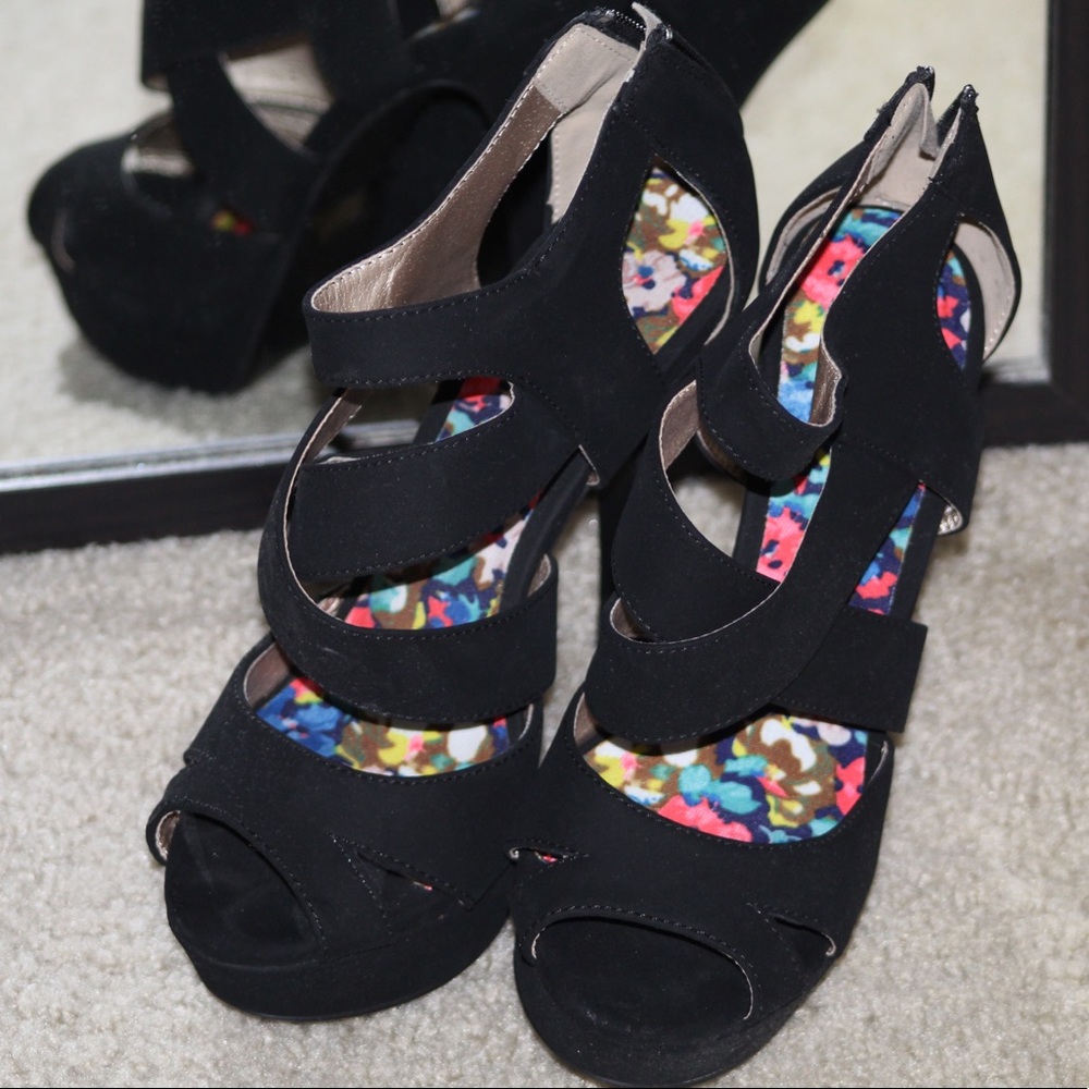 Black heels size 7W ‼️